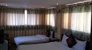 Caja de seguridad en la habitación, escritorio y cortinas blackout