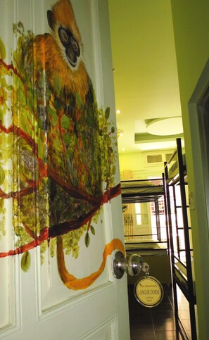 Közös hálóterem | Széf a szobában, íróasztal, sötétítőfüggöny és ingyenes wifi