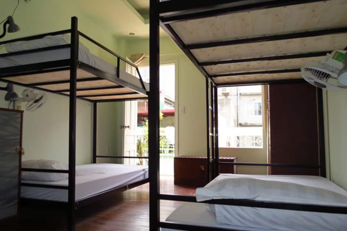 Caja de seguridad en la habitación, escritorio y cortinas blackout