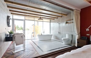 King Room with Balcony  | Bathroom | Free toiletries, hair dryer, slippers - Apple Room Hostel (Hengchun)