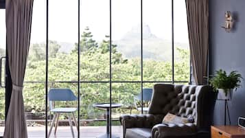 Habitación doble urbana | Área de sala de estar | Televisión de pantalla plana y películas con cargo