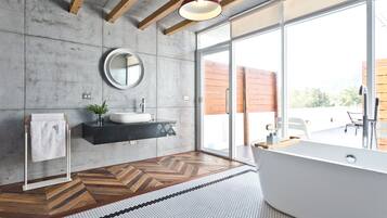 King Room with Balcony | Bathroom | Free toiletries, hair dryer, slippers