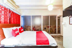 スタンダード ダブルルーム | デスク、WiFi (無料)、ベッドシーツ