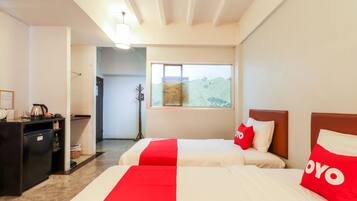 Habitación Deluxe con 2 camas individuales | Escritorio, wifi gratis y ropa de cama