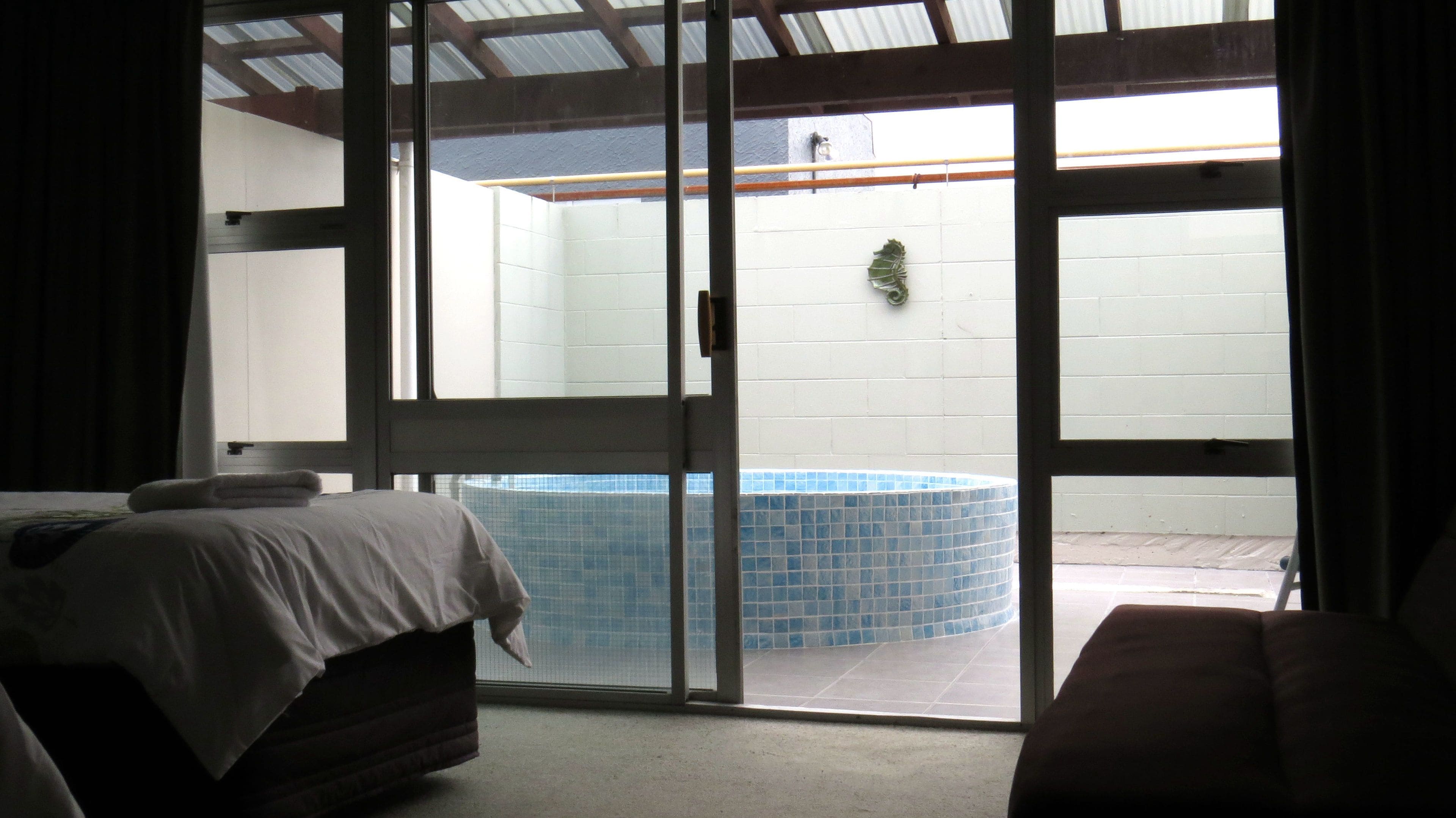 مغطس بمضخات للمياه