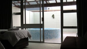 Suite Deluxe, piscina privada, planta baja | Bañera de hidromasaje