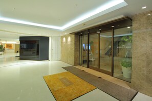 Pintu masuk properti