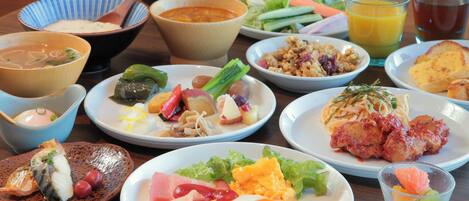Variedad de platos, incluyendo sopa, ensalada y un plato con huevo.