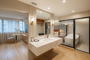 Premium bedding, in-room safe, desk, blackout curtains - THEE Bangkok by TH District (Bangkok)