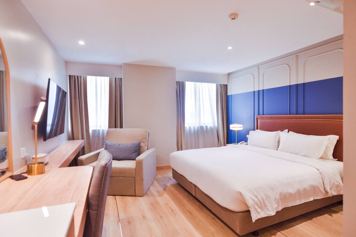Grand Deluxe Room | 고급 침구, 객실 내 금고, 책상, 암막 커튼