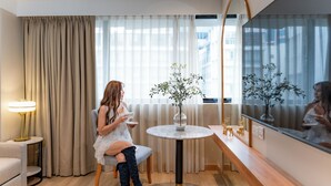 이그제큐티브 스위트 | 거실 공간 | 케이블 채널 시청이 가능한 55인치 평면 TV, TV, 넷플릭스