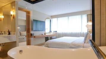 Executive Suite | Premium bedding, in-room safe, desk, blackout drapes