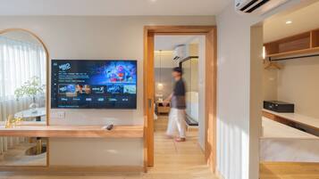 Premium bedding, in-room safe, desk, blackout drapes