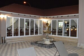 Petit déjeuner buffet (95.00 ZAR par personne)