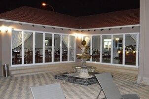 Desayuno buffet diario (ZAR 95.00 por persona)