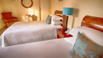 1 bedroom, Egyptian cotton sheets, premium bedding, down comforters