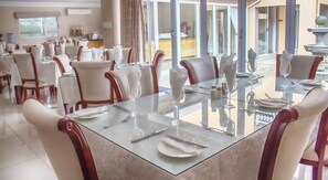 Petit déjeuner, déjeuner et dîner servis sur place, vue sur la piscine