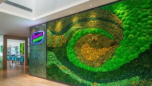 Un interior moderno con un mural grande que presenta un diseño espiral.