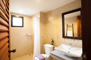 Shower, free toiletries, hair dryer, slippers - La Pillow8 (Chiang Mai)