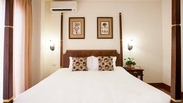 In-room safe, desk, free WiFi