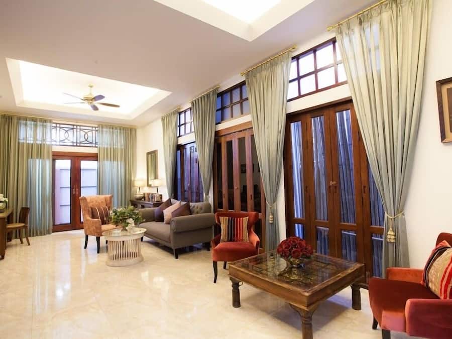 Área de estar no saguão