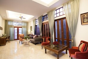 Lobby sitting area - La Pillow8 (Chiang Mai)