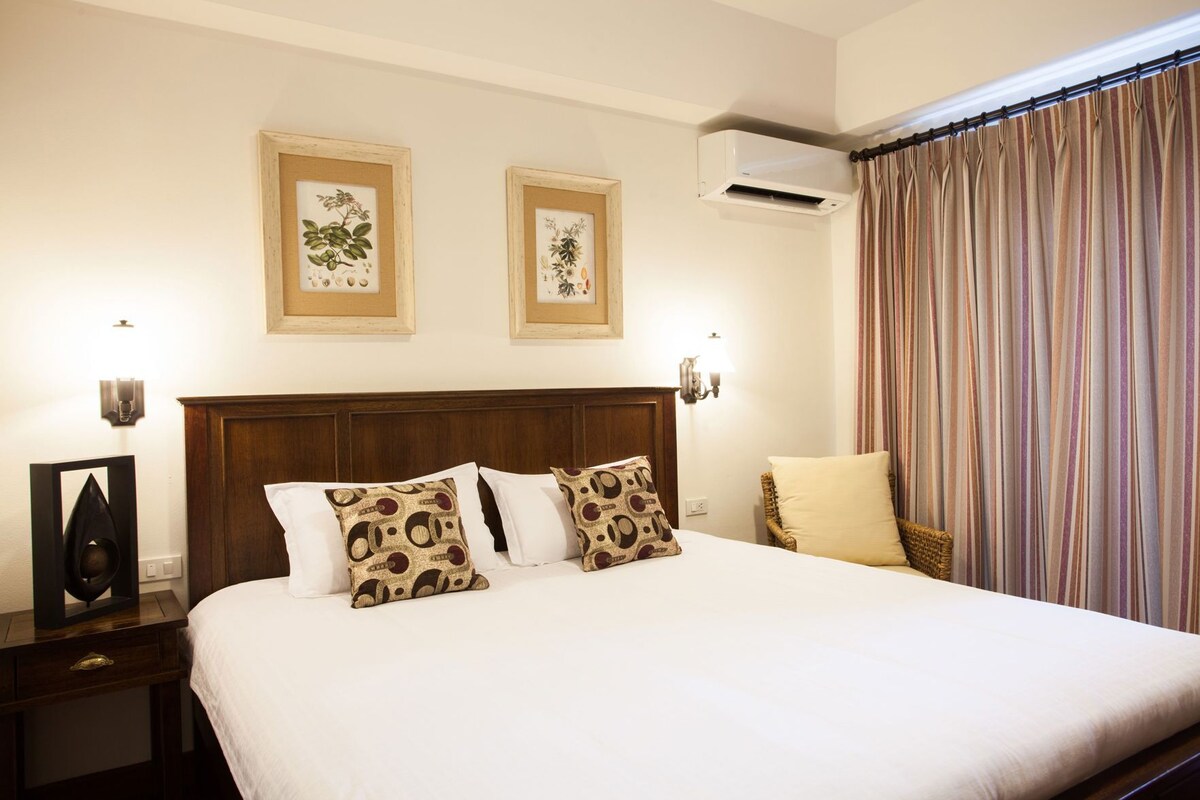 In-room safe, desk, WiFi (free)