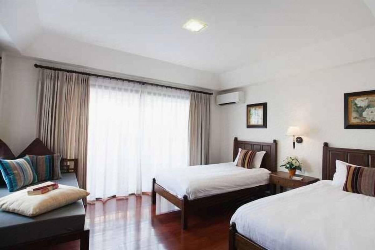 In-room safe, desk, free WiFi