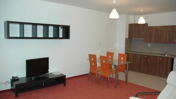 Classic Apartment, 1 Bedroom, Accessible, Park View | 1 bilik tidur, peti besi dalam bilik, meja, kalis bunyi