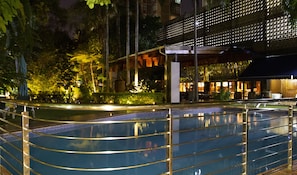 Una piscina al aire libre
