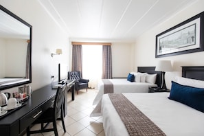 Habitación cuádruple Confort, 2 camas dobles | Caja fuerte, escritorio, tabla de planchar con plancha