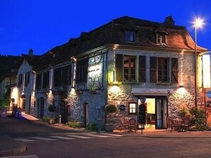 Façade de l’hébergement - soirée/nuit