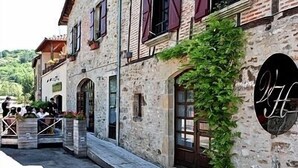 Front of property - Hotel Victor Hugo (Saint-Cere)