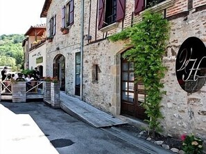 Front of property - Hotel Victor Hugo (Saint-Cere)