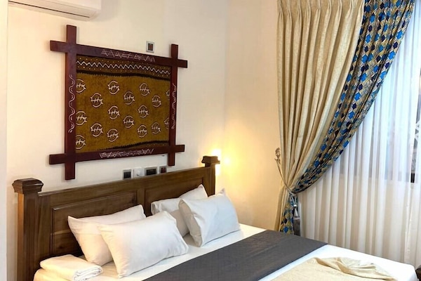 Caja de seguridad en la habitación, muebles diferentes y escritorio