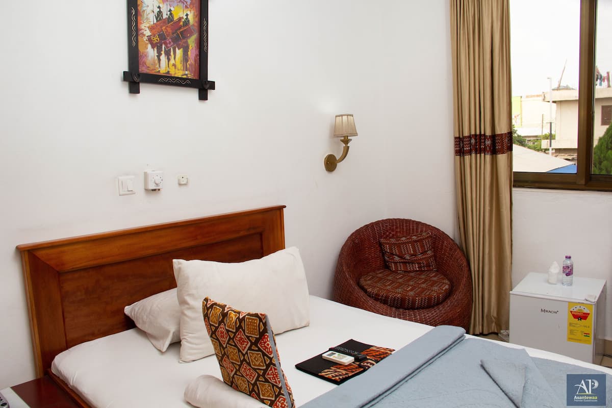 Standard Room, 1 Bedroom, Private Bathroom | In-room safe, individually furnished, desk, laptop workspace