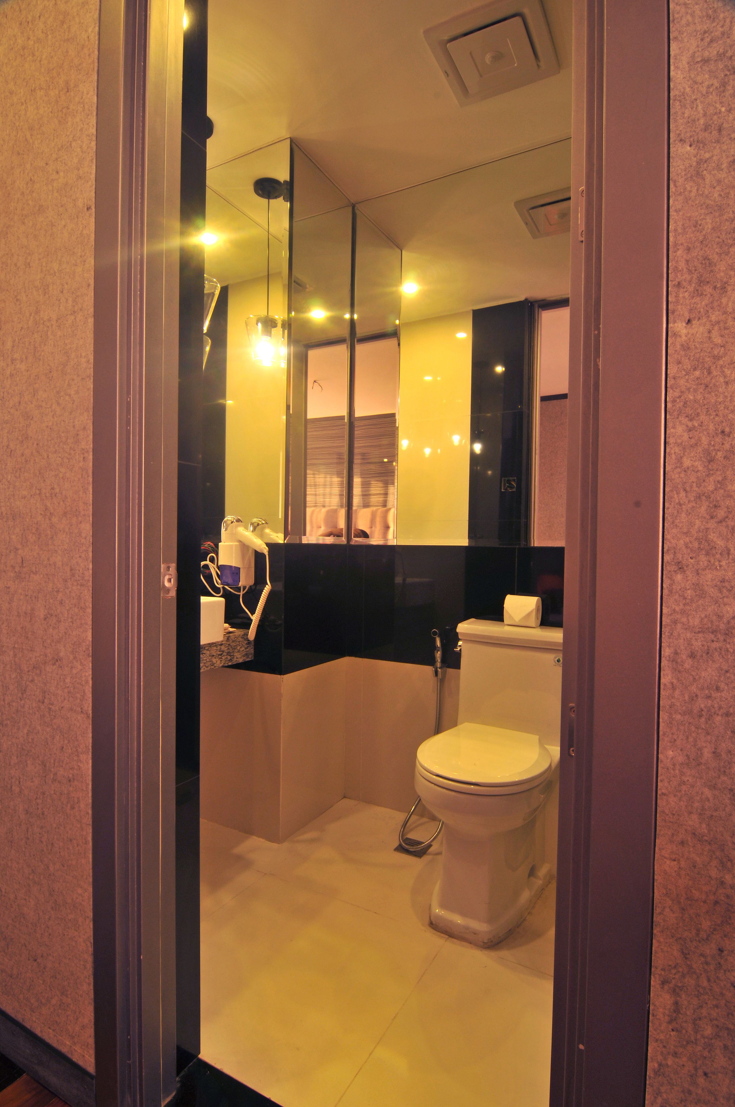 shower, rainfall showerhead, free toiletries, hair dryer