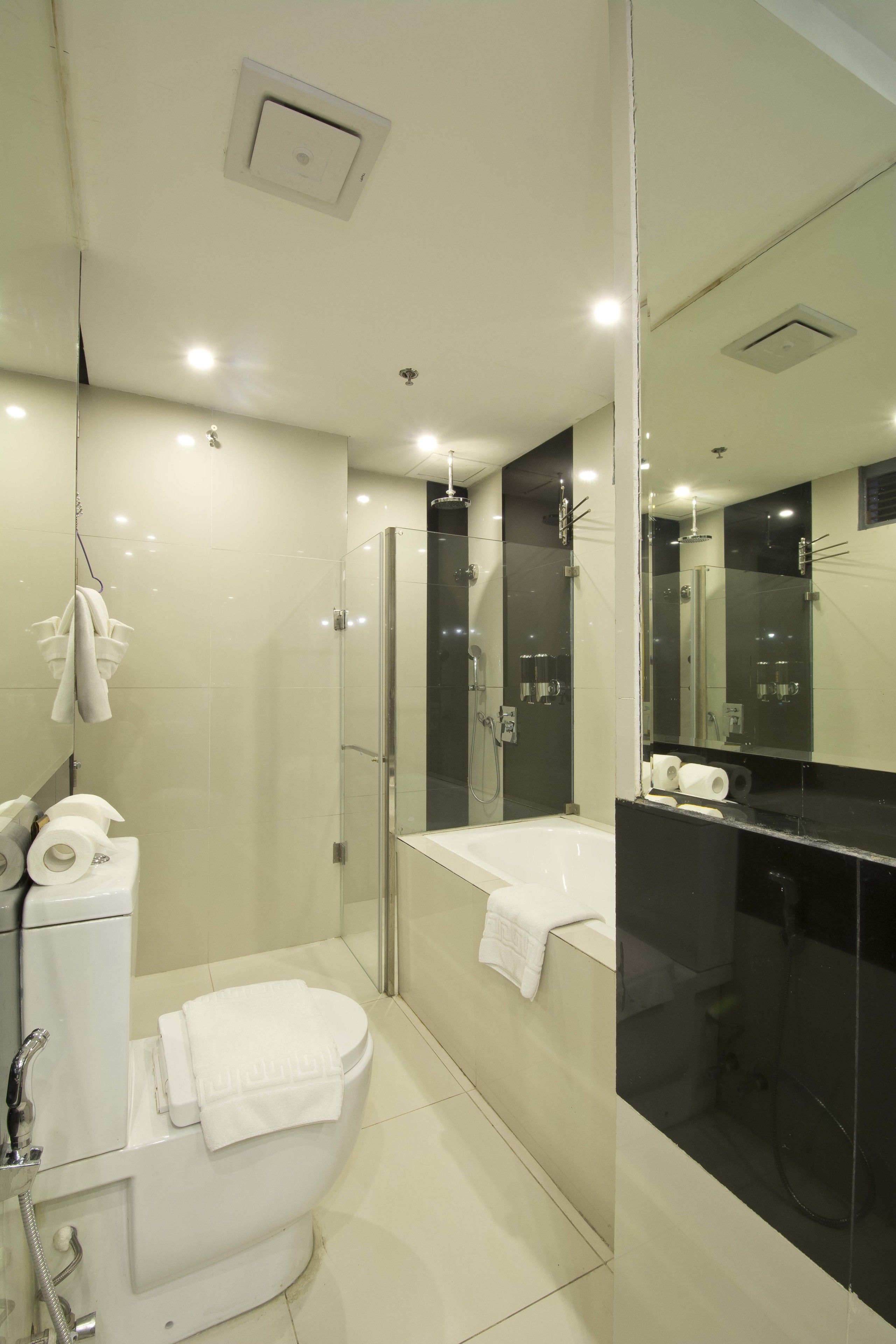 suite, 2 bedrooms | bathroom | shower, rainfall showerhead, free toiletries, hair dryer
