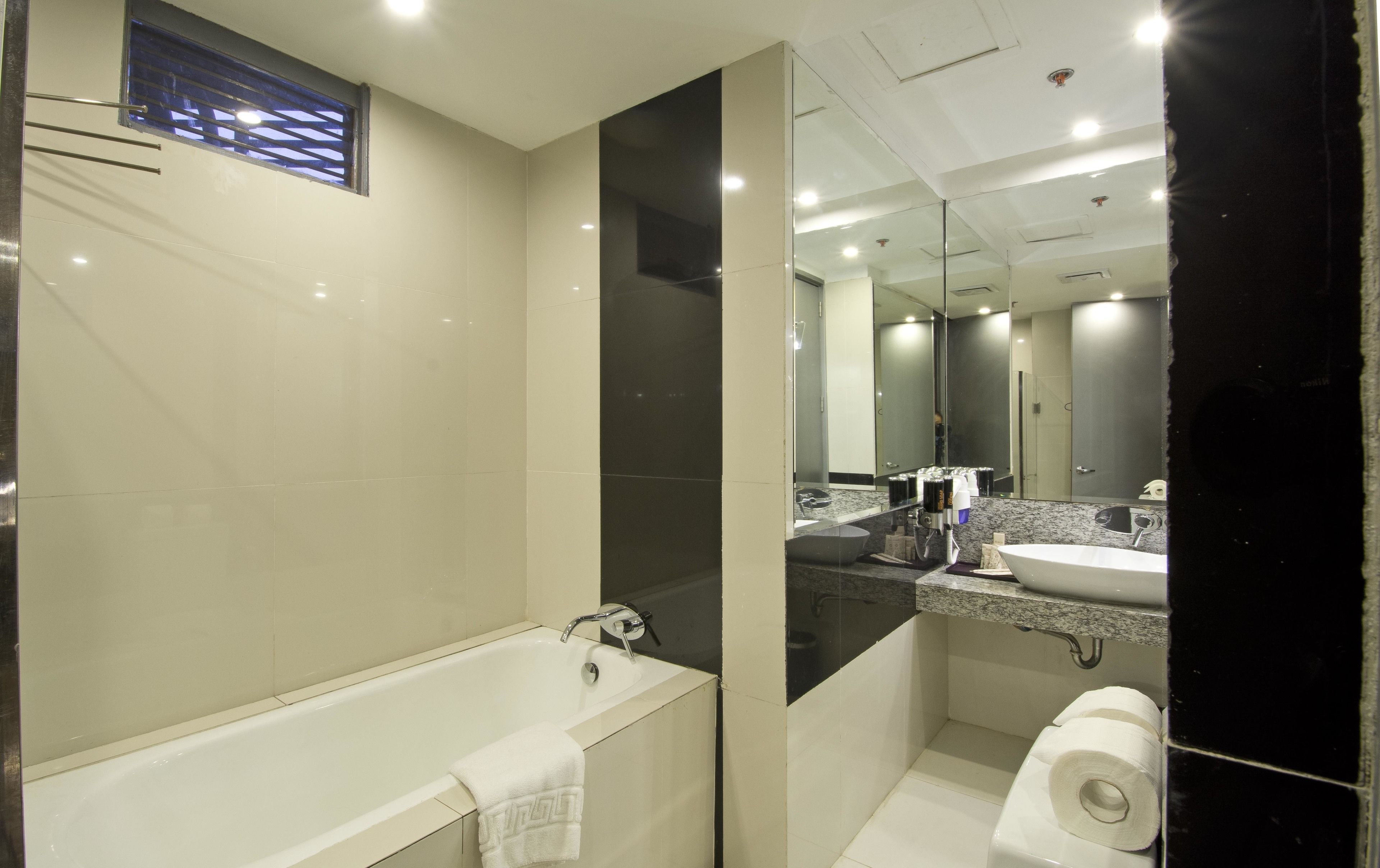 suite, 2 bedrooms | bathroom | shower, rainfall showerhead, free toiletries, hair dryer