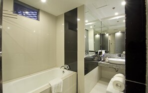 Suite, 2 chambres | Salle de bain | Douche, douche à « effet pluie », articles de toilette gratuits