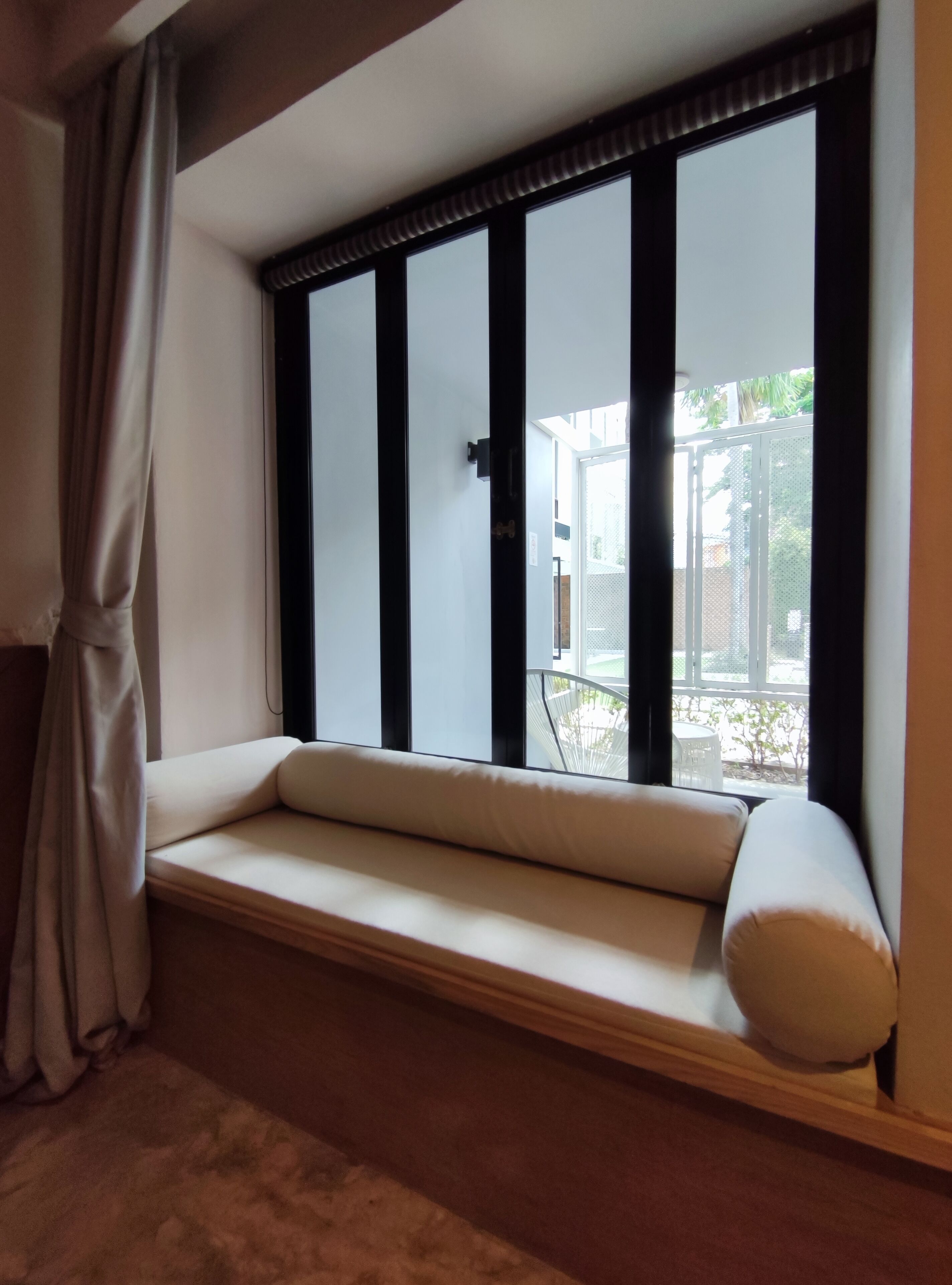 free minibar, in-room safe, free wifi, bed sheets