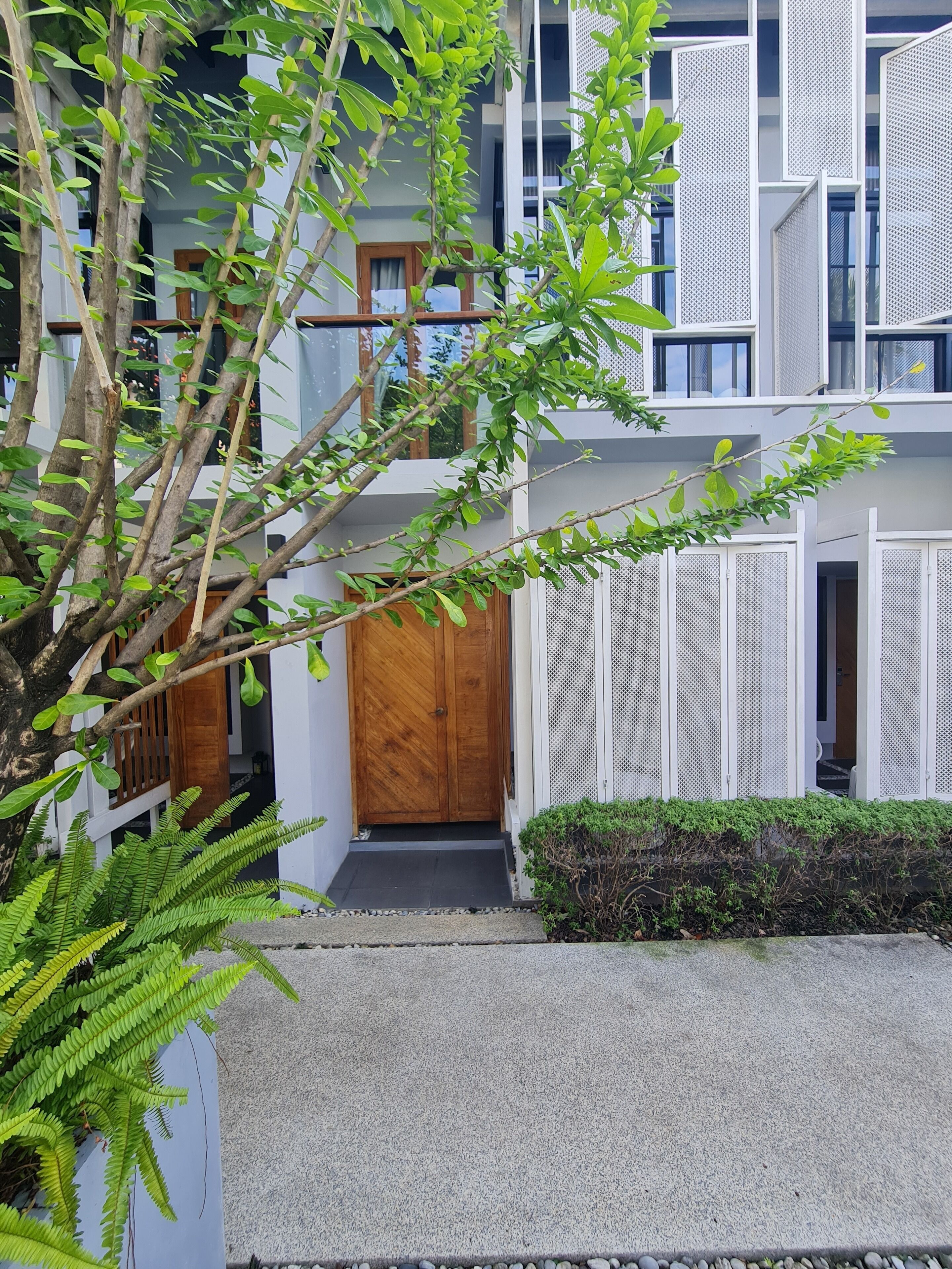 free minibar, in-room safe, free wifi, bed sheets