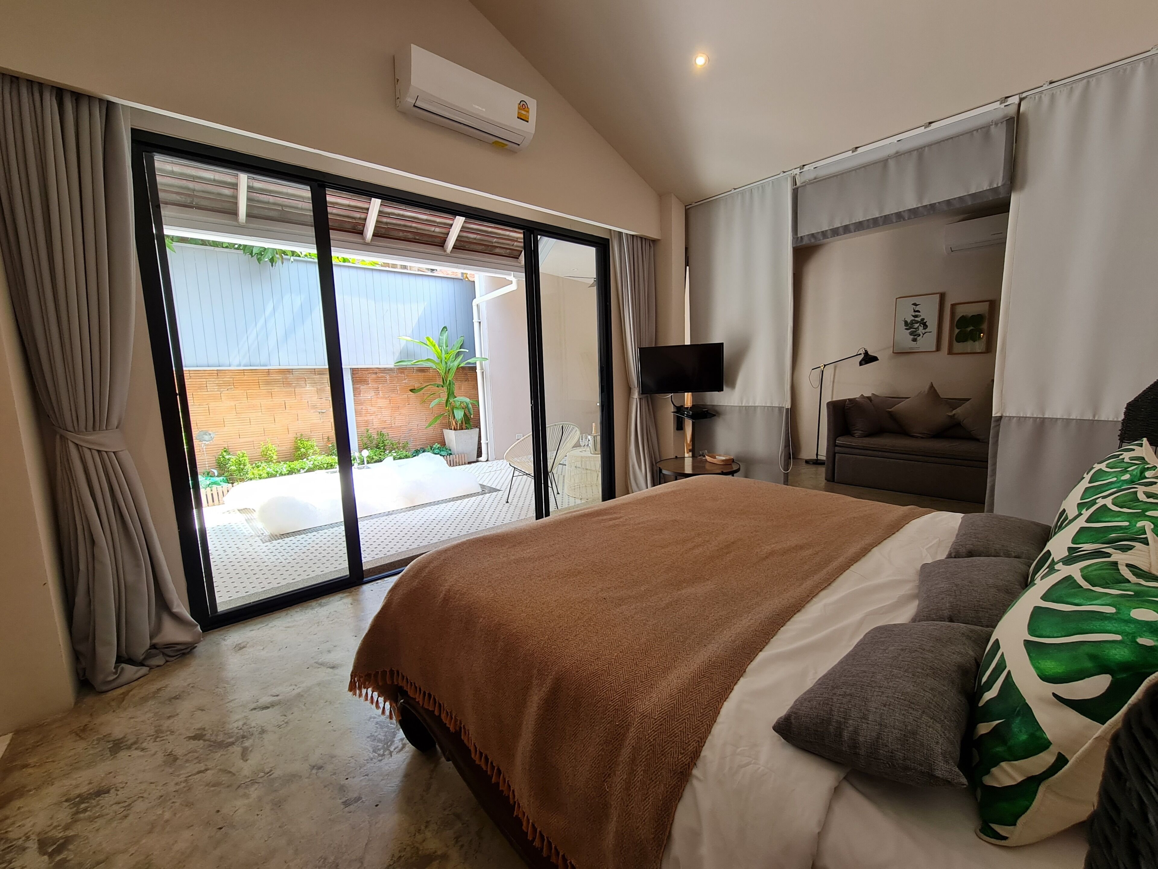 Deluxe Room with Jacuzzi | Oppholdsområde | En 32-tommers Flatskjerm-TV med digitale kanaler