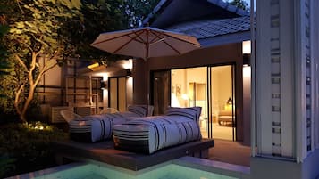 Deluxe Room with Pool Access | ํ
๋ผ์ค/ํํฐ์ค