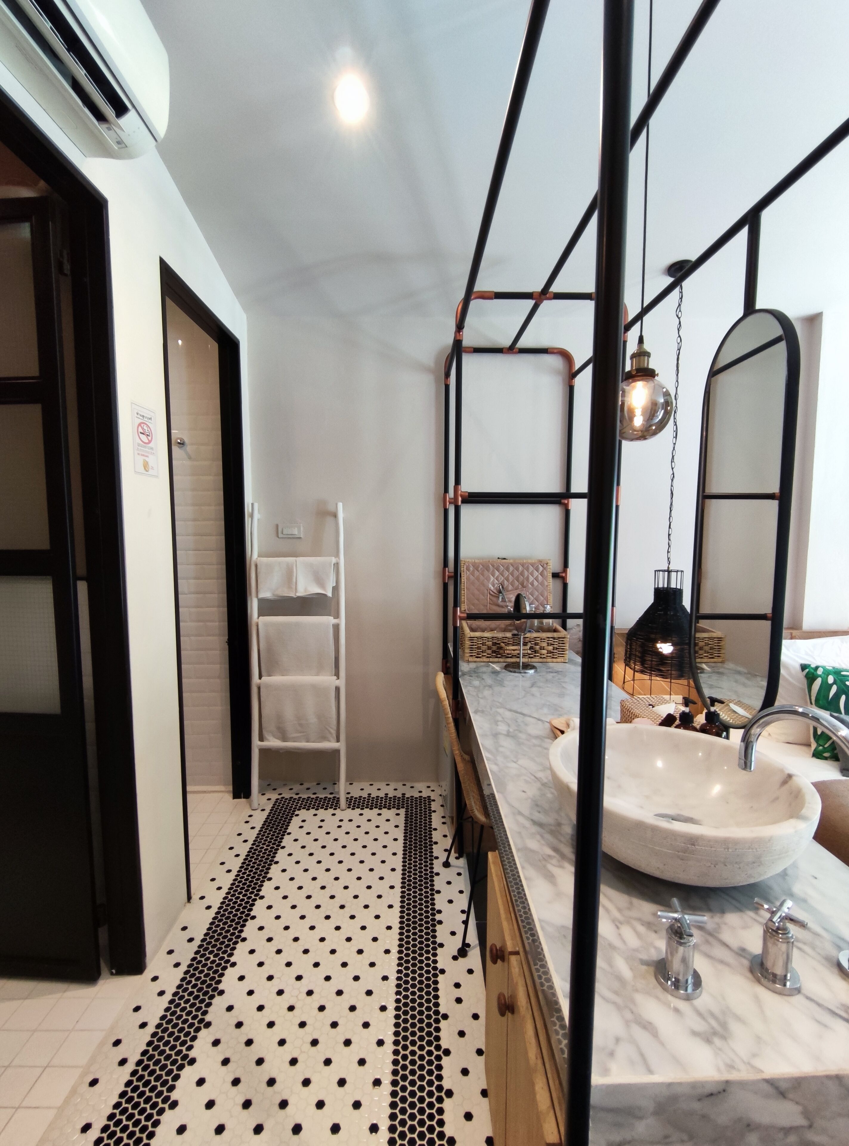 free minibar, in-room safe, free wifi, bed sheets