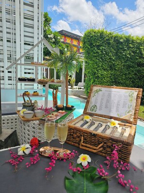 Deluxe Room with Pool Access | Ilmaiset minibaarituotteet, tallelokero huoneessa, ilmaiset vauvansängyt