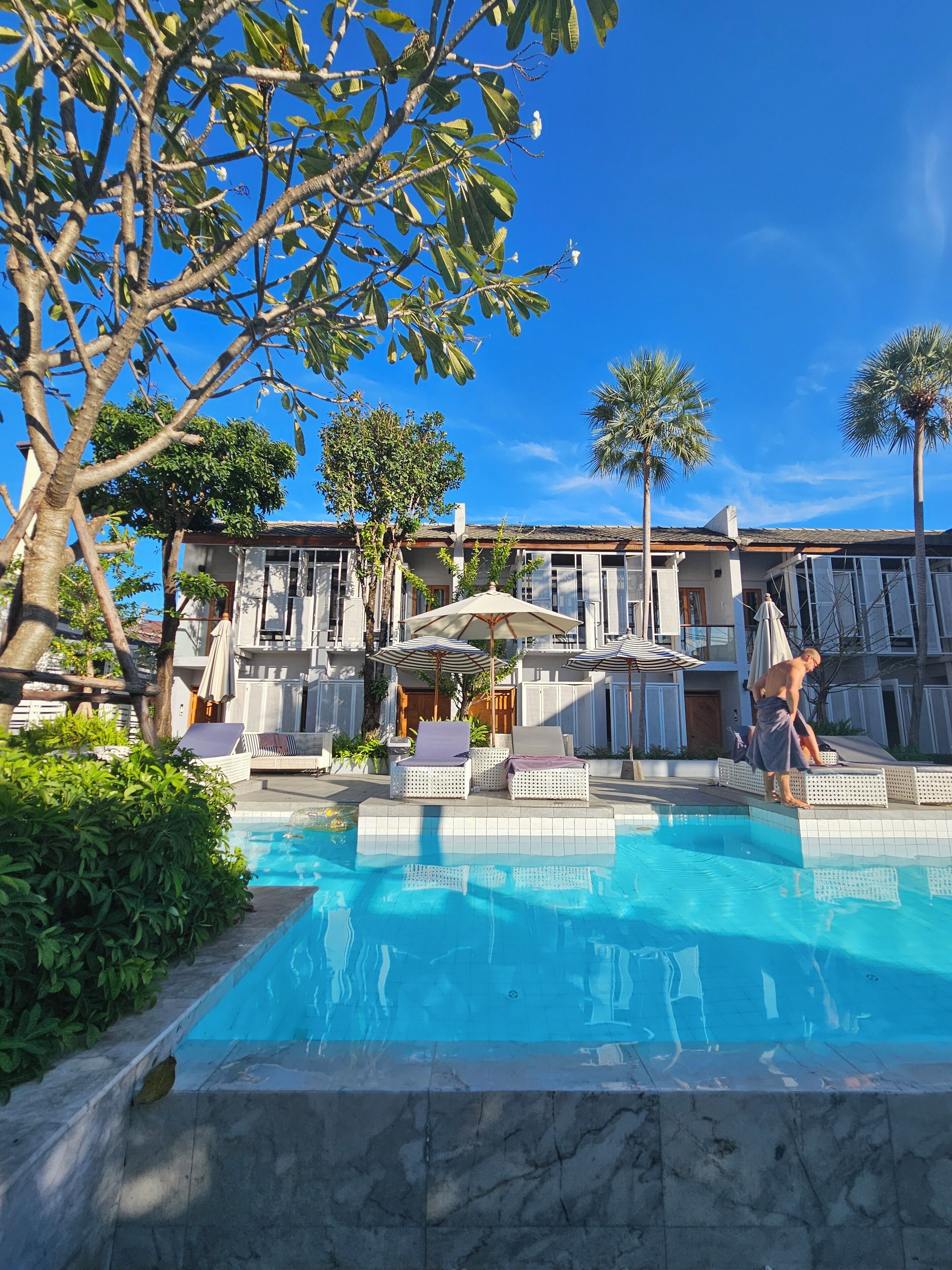 สระว่ายน้ำกลางแจ้ง เปิด 7:00 น. ถึง 20:00 น., เก้าอี้อาบแดดริมสระ