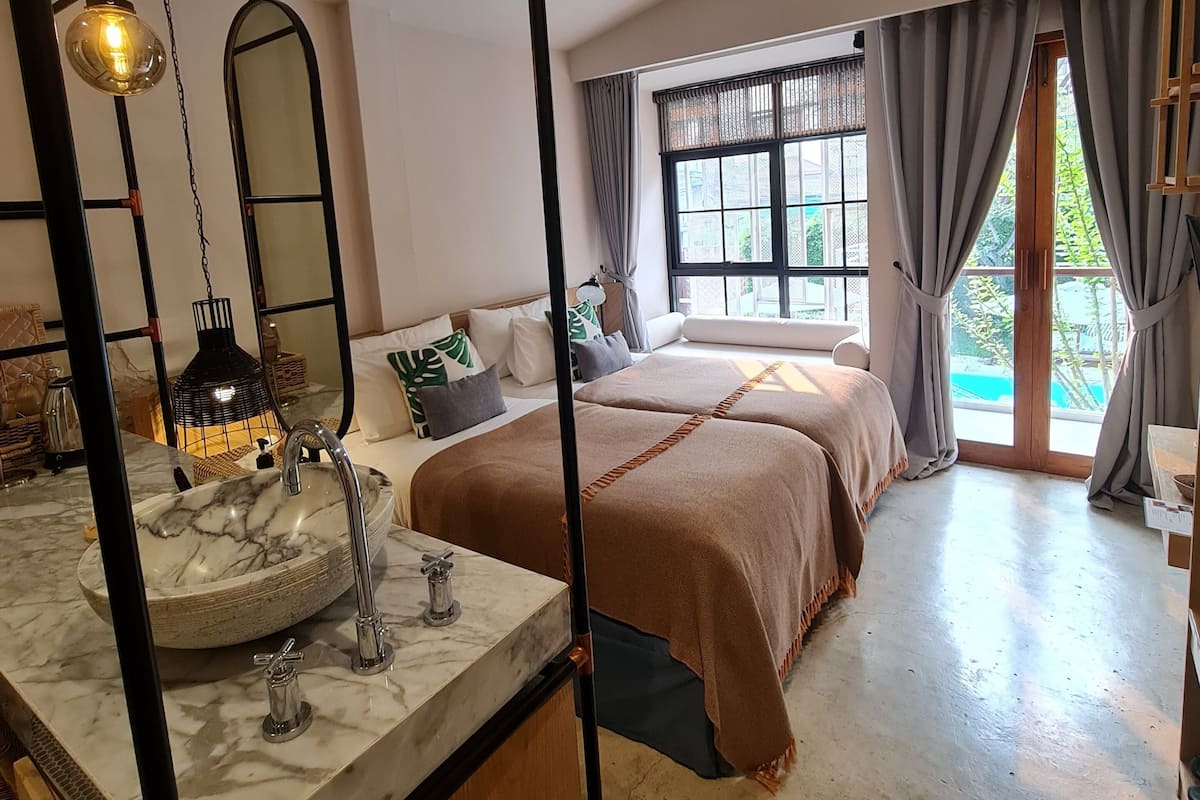 Habitación superior con 2 camas individuales, balcón | Minibar con artículos gratuitos, caja fuerte, wifi gratis y ropa de cama