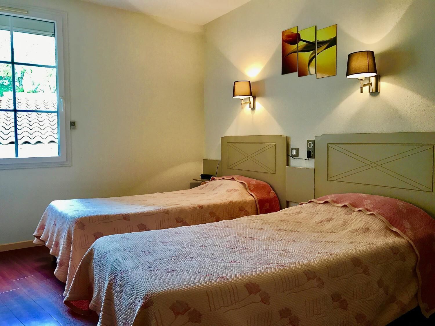 Een bureau, geluiddichte muren, gratis wifi, beddengoed