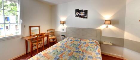 Desk, soundproofing, WiFi (free), bed sheets
